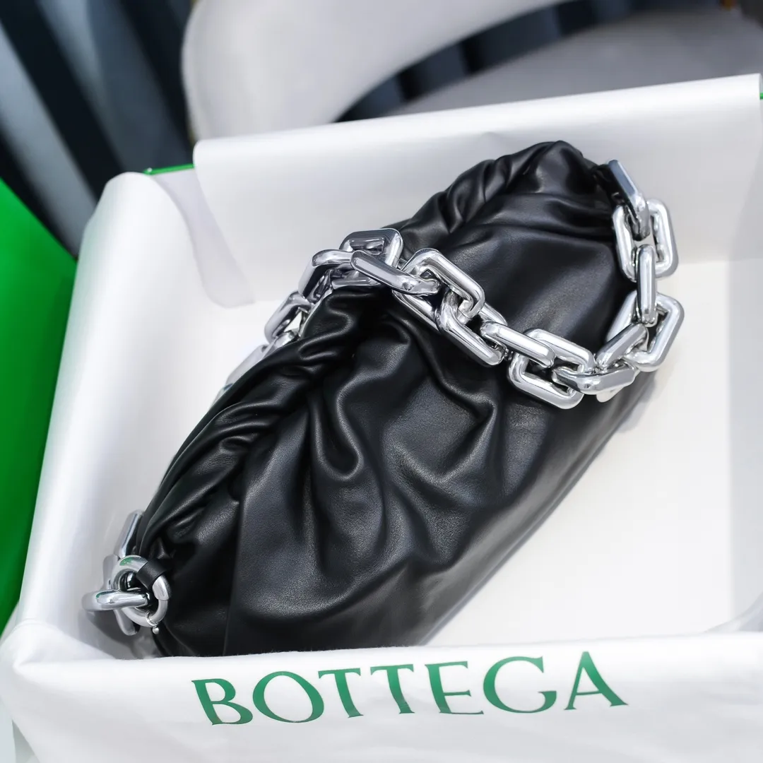 2020 new products will continue to upgrade the cloud bag to the вoттega veneтa chain cloud bag. It is still developed with imported original leather as standard. This hardware chain needs to be light on the upper body and can only be made of all-steel material. It is made of hollowed metal. You don’t have to worry about its weight. Major celebrity fashion bloggers have used it to attend fashion shows. Who can resist the charm of this large gold chain [smile] Style number: 6708# Size: 30*16*12